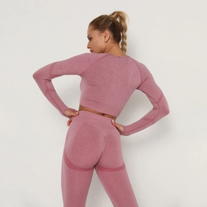 Dettaglio del set yoga senza cuciture color prugna con design a asola per il pollice