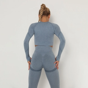 Dettaglio del set yoga blu senza cuciture con leggings a vita alta e design push-up glutei