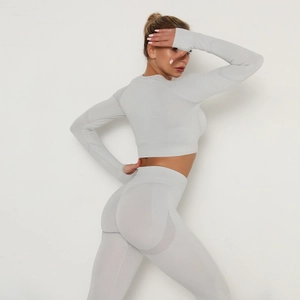 Dettaglio del set yoga grigio senza cuciture con asole per i pollici e leggings push-up
