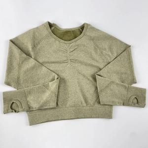 Dettaglio crop top senza cuciture verde melange con fori per i pollici e arricciatura