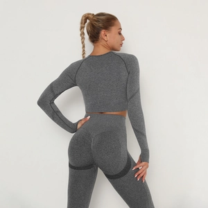 Dettaglio del set fitness grigio melange con top corto a maniche lunghe e leggings