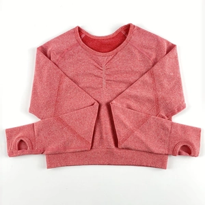 Dettaglio del crop top da yoga senza cuciture con design arricciato e fori per i pollici