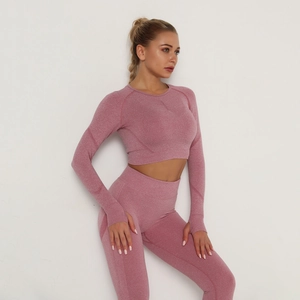 Dettaglio del top da yoga rosa senza cuciture con fori per i pollici e leggings