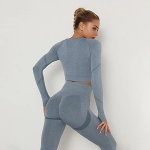 Vista posteriore del set da yoga senza cuciture con top a maniche lunghe e leggings arricciati