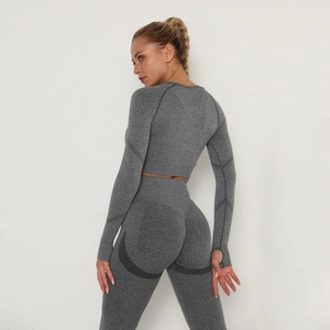 Dettaglio dell'abbigliamento yoga senza cuciture con cucitura posteriore e polsini con asola