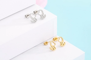 Vue détaillée des boucles d'oreilles cœur et ailes en finitions or et argent