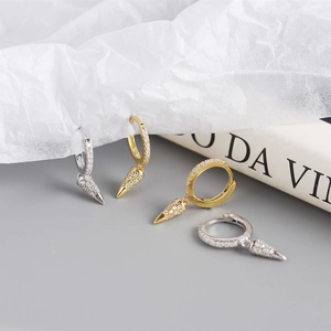 Dettaglio di orecchini a cerchio in argento S925 con coni in zircone oro e argento