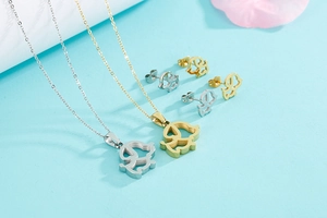Vue de détail de l'ensemble colliers et boucles d'oreilles évidés motif chien