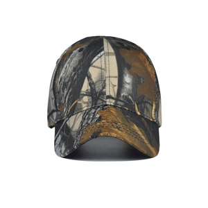 Détail de la casquette de baseball en coton à six panneaux avec motif camouflage feuillage