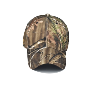 Vue frontale d'une casquette de baseball camouflage avec motifs réalistes de feuilles