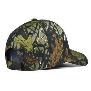 Vue détaillée de la sangle velcro et du motif de feuilles sur la casquette camouflage