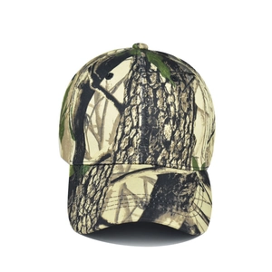 Détail de la casquette tactique camouflage avec motifs réalistes d'écorce et de feuilles