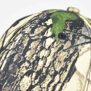 Détail du tissu en coton camouflage avec texture sergé et œillet de ventilation brodé