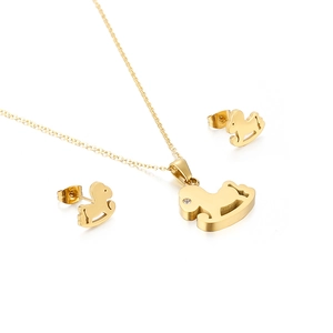 Set gioielli cavallo a dondolo dorato con collana e orecchini decorati con piccoli strass