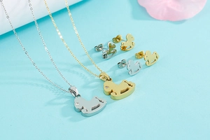Dettaglio del set di gioielli con collana a ciondolo a cavallo e orecchini in acciaio