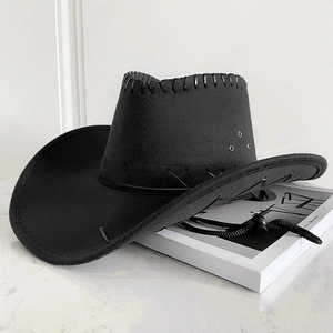 Dettaglio cappello da cowboy in camoscio nero con bordi cuciti a croce e occhielli in metallo