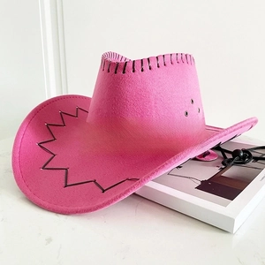 Dettaglio del cappello da cowboy in feltro rosa con cuciture nere e corda antivento