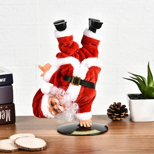 Babbo Natale elettrico che balla sulle mani su un tavolo in legno con decorazioni