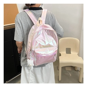 Rosa holografischer Rucksack im Detail mit glänzender Oberfläche und Bärenanhänger-Zubehör
