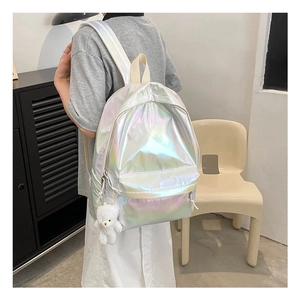 Rückansicht eines laser-holografischen silbernen Rucksacks mit Plüschbären-Anhänger