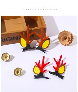 Détail de barrettes de Noël en bois de cerf avec boules de fourrure et texture en feutre