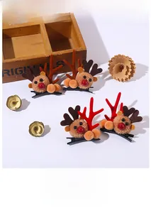Détail de 4 barrettes de Noël en forme de bois de renne avec pompons en peluche et grelots