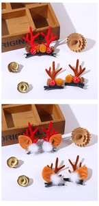 Détail de barrettes de Noël en bois de renne avec pompons en peluche et petits champignons