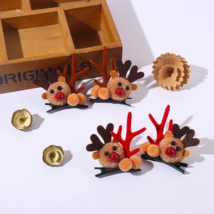 Barrettes de Noël mignonnes en bois de renne avec pompons sur fond blanc
