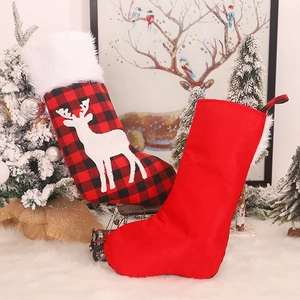 Lot de chaussettes de Noël à carreaux rouges et noirs avec décor de renne et fourrure