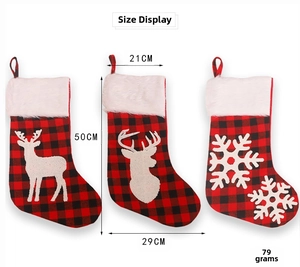 Dimensions détaillées des chaussettes de Noël à carreaux avec broderie d'élan blanc