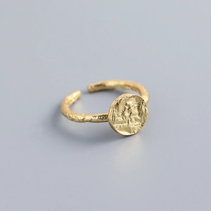 Detailed view of the irregular gold texture and round relief design on the S925 silver ring