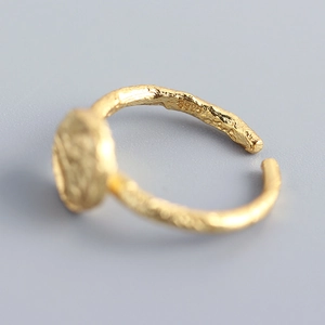 Minimalist S925 sterling silver ring with irregular gold foil texture and hammered surface