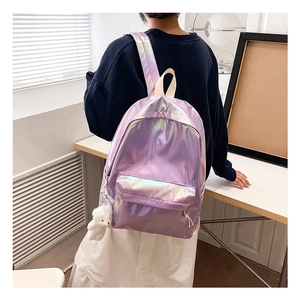 Rückansicht eines laser-lila holografischen Rucksacks mit weißem Plüschbären