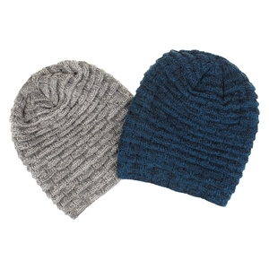 Mise à plat de bonnets en tricot à motifs ondulés en gris clair et bleu marine