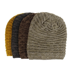 Plat de quatre bonnets en tricot jaune, noir, marron et gris avec texture côtelée