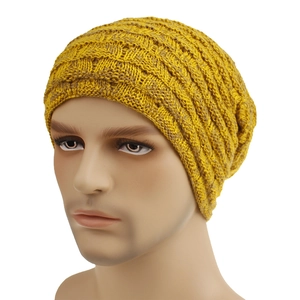 Gros plan du bonnet en maille jaune gingembre montrant la texture épaisse et chaude