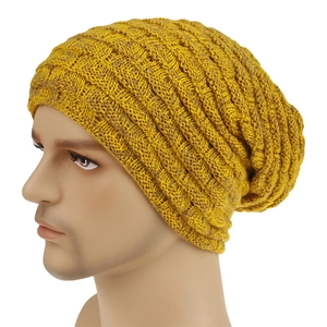 Détail du bonnet en tricot jaune avec texture à torsades épaisses et design décontracté