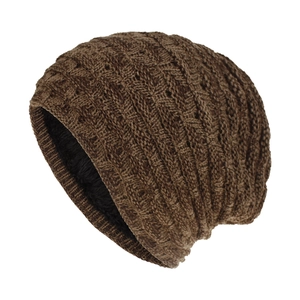 Détail d'un bonnet en tricot marron foncé avec doublure polaire pour le froid