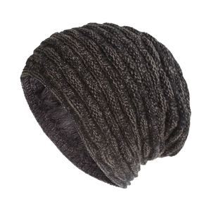 Détail du bonnet en maille d'hiver montrant la doublure en peluche et la texture