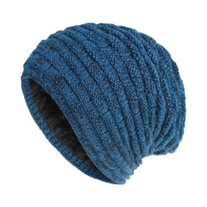 Détail de la doublure en polaire noire épaisse et de la texture en maille bleu marine du bonnet