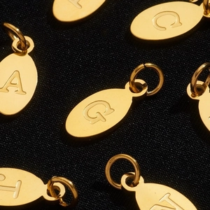 Gold oval stainless steel alphabet charms for DIY jewelry making with engraved letters