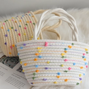 Handgewebte Baumwollseiltasche mit bunten Punkten und gedrehten Griffen zur Aufbewahrung