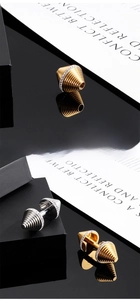 Detailansicht der Spiralkegel-Anhänger mit Rillenstruktur und weißem Zirkonia-Inlay in Gold