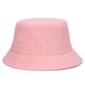 Cappello a secchiello rosa pastello con tesa cucita visto da un'angolazione di 45 gradi