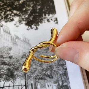 Minimalist S925 sterling silver gold plated ring featuring abstract streamline water drop design