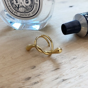 Macro shot of S925 sterling silver gold ring with fluid woven design and inner stamp