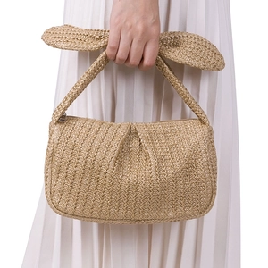 Damen Sommer Stroh-Handtasche mit Schleifendetail am Griff in einer Model-Aufnahme