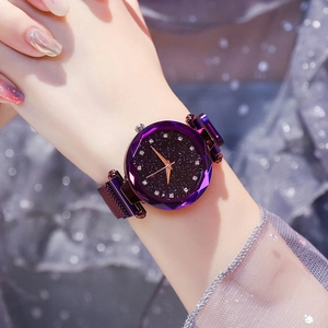 Montre femme ciel étoilé violet avec cadran diamanté et bracelet maille magnétique au poignet