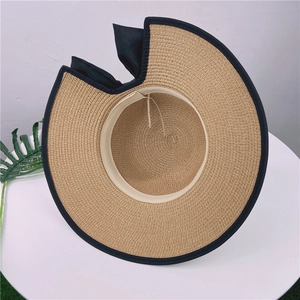 Chapeau de paille à grand bord avec nœud noir pour protection solaire et style plage