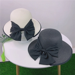 Chapeaux de soleil en paille pour femme en crème et noir avec nœuds élégants pour la plage